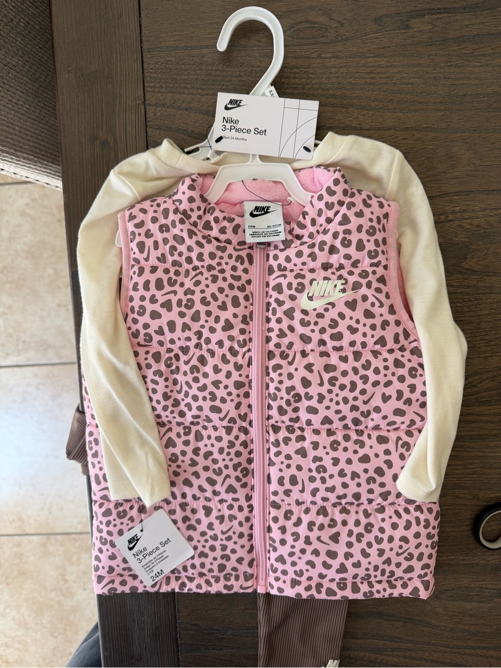 NWT Nike Girls 3 Piece Outfit Set 24M Pink Leopard Puffer Vest Shirt Leggings - Picture 3 of 4